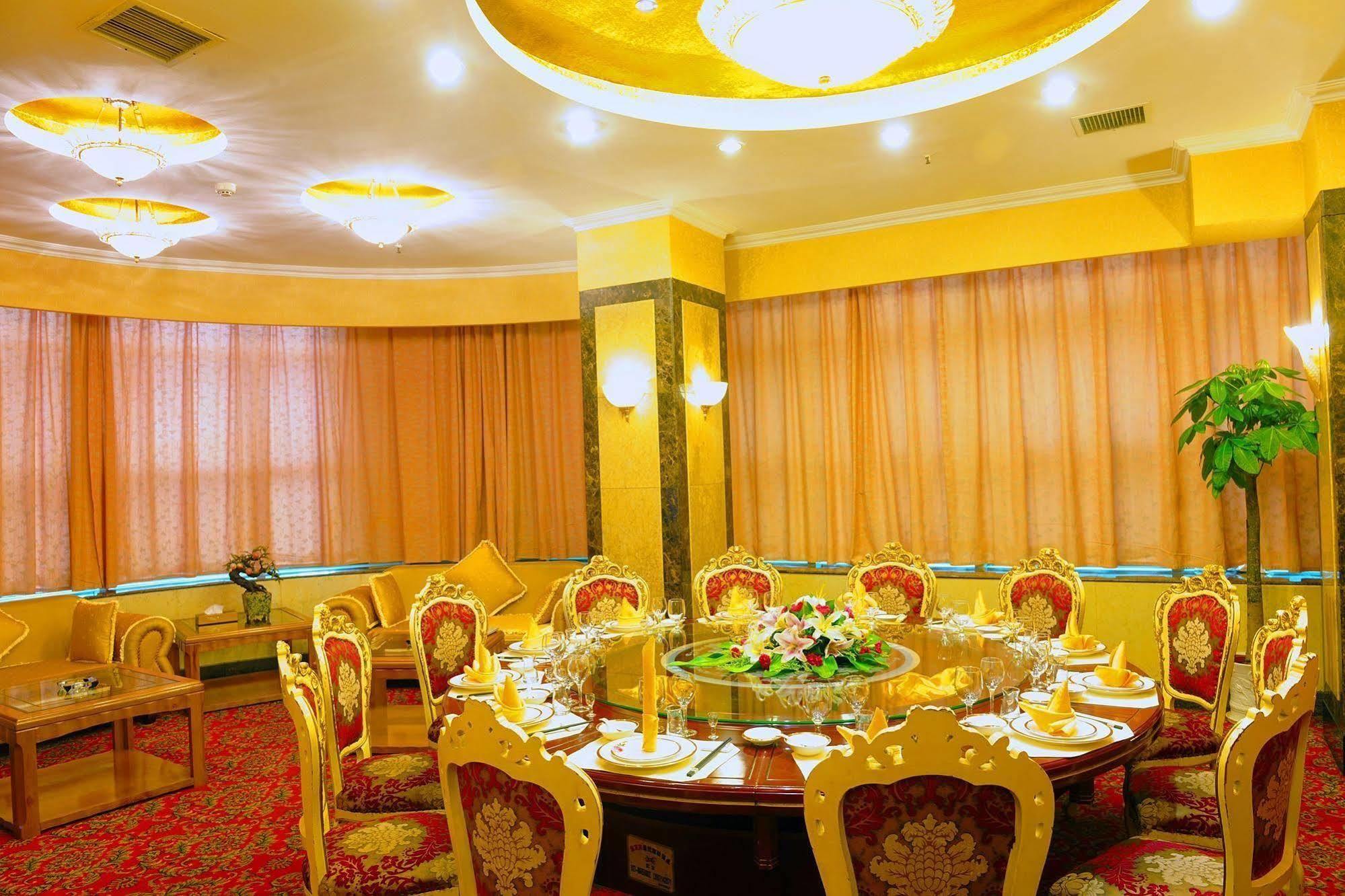 Hotel Crown Wuhan Exterior foto